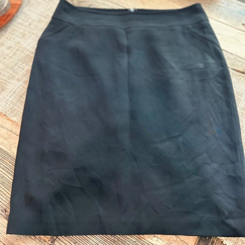 ANN TAYLOR SKIRT - SIZE 8